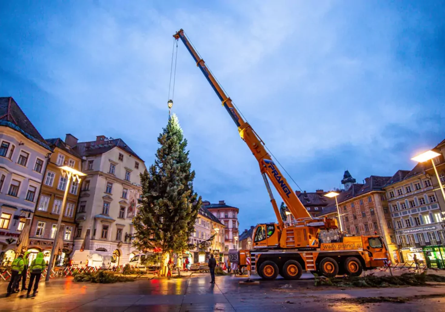 Bild auf 5min.at zeigt, wie der Christbaum am Grazer Hautplatz errichtet wird.