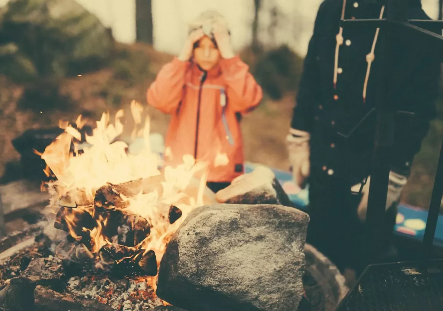 Bild auf 5min.at zeigt ein Kind bei einem Lagerfeuer.