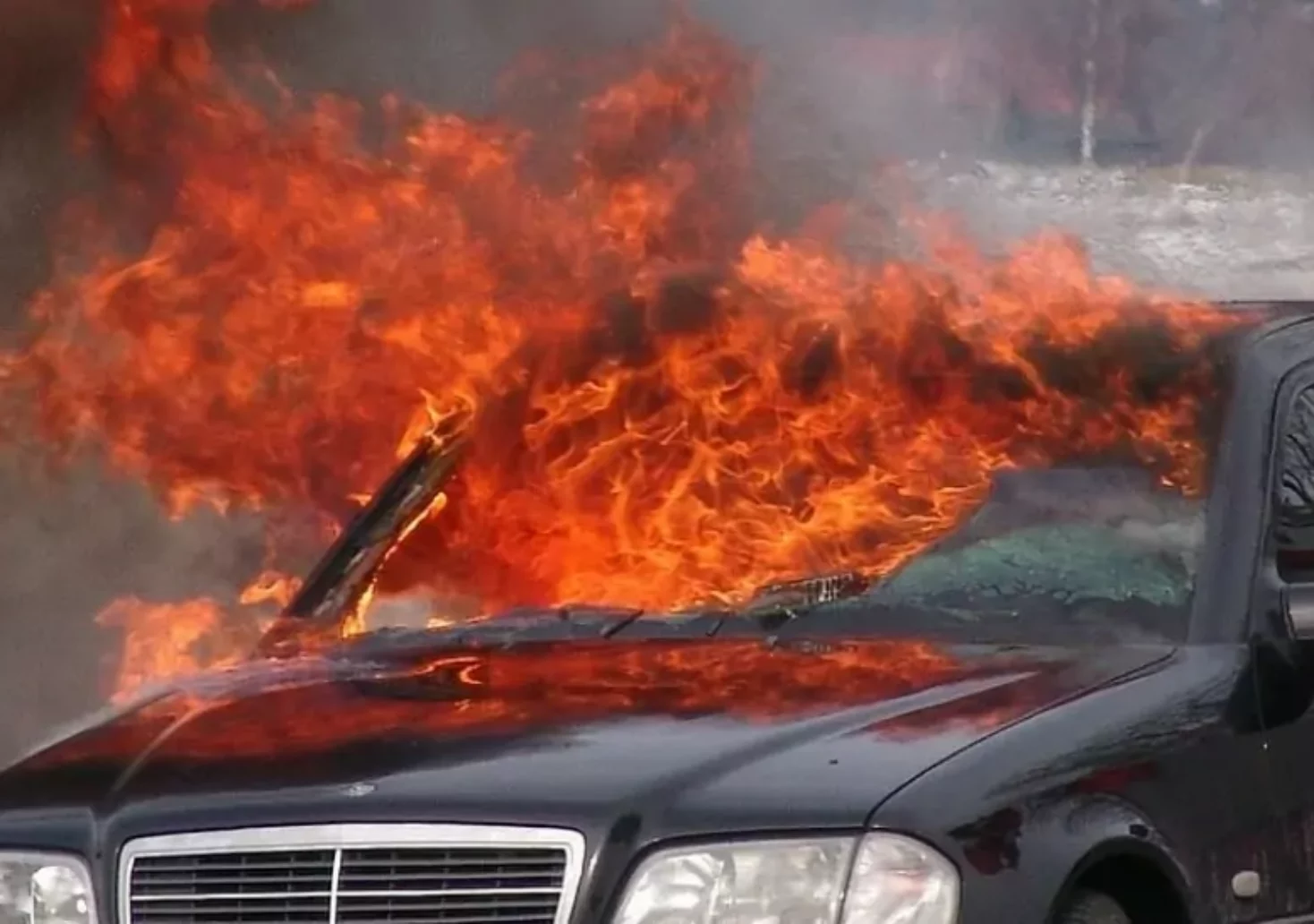 Symbolfoto auf 5min.at zeigt ein Auto in Flammen stehend.