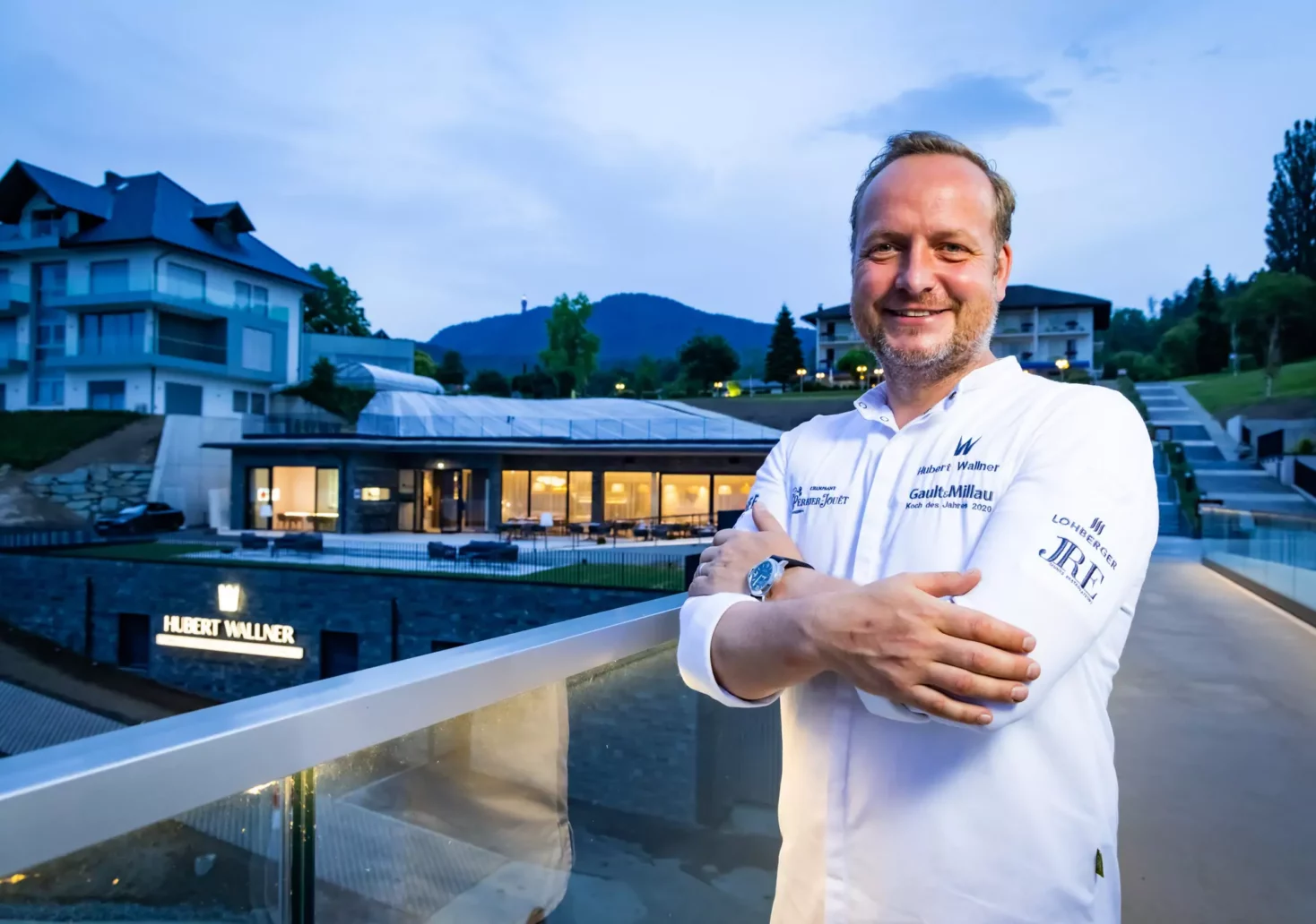 Foto in Beitrag von 5min.at: Zu sehen ist Hubert Wallner vor seinem Gourmet-Restaurant.