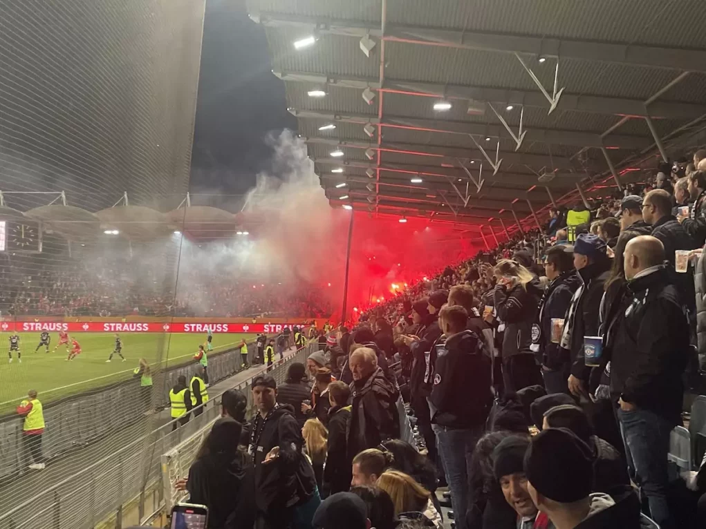 Bild auf 5min.at zeigt das Graz-Derby im Liebenauer Stadion, wo Sturm Graz auf den GAK trifft.