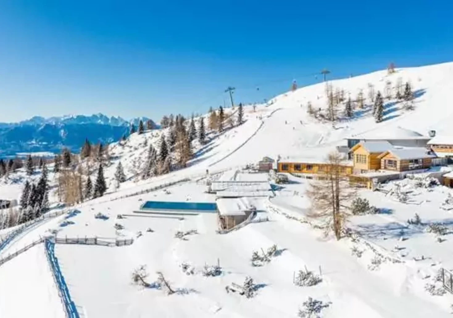Ein Bild auf 5min.at zeigt das verschneite Mountain Resort Feuerberg auf der Gerlitzen Alpe.