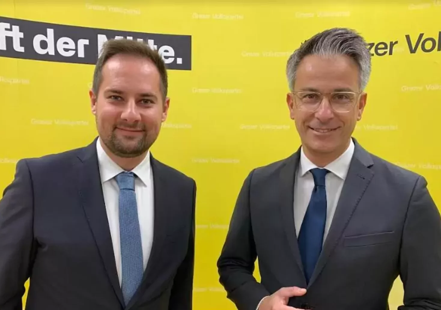 Foto in Beitrag von 5min.at: Zwei ÖVPler sind vor einer gelben Wand zu sehen.