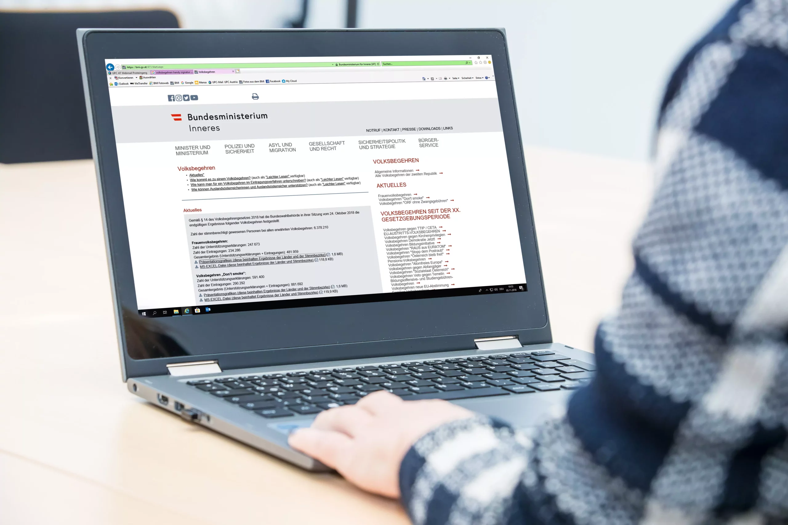Foto auf 5min.at zeigt einen Laptop. Geöffnet ist eine Seite des Bundesministeriums.