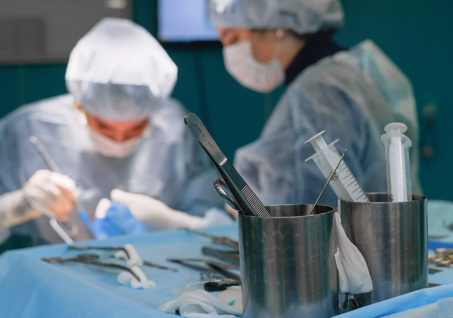 Symbolfoto auf 5min.at zeigt Ärzte bei einer Operation.
