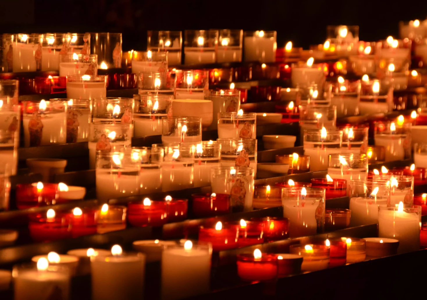 Ein Bild auf 5min.at zeigt mehrere, angezündete Kerzen.