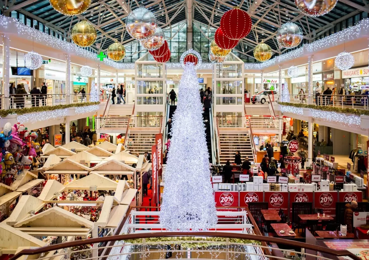 Foto in Beitrag von 5min.at: Zu sehen ist ein Einkaufszentrum in der Weihnachtszeit.