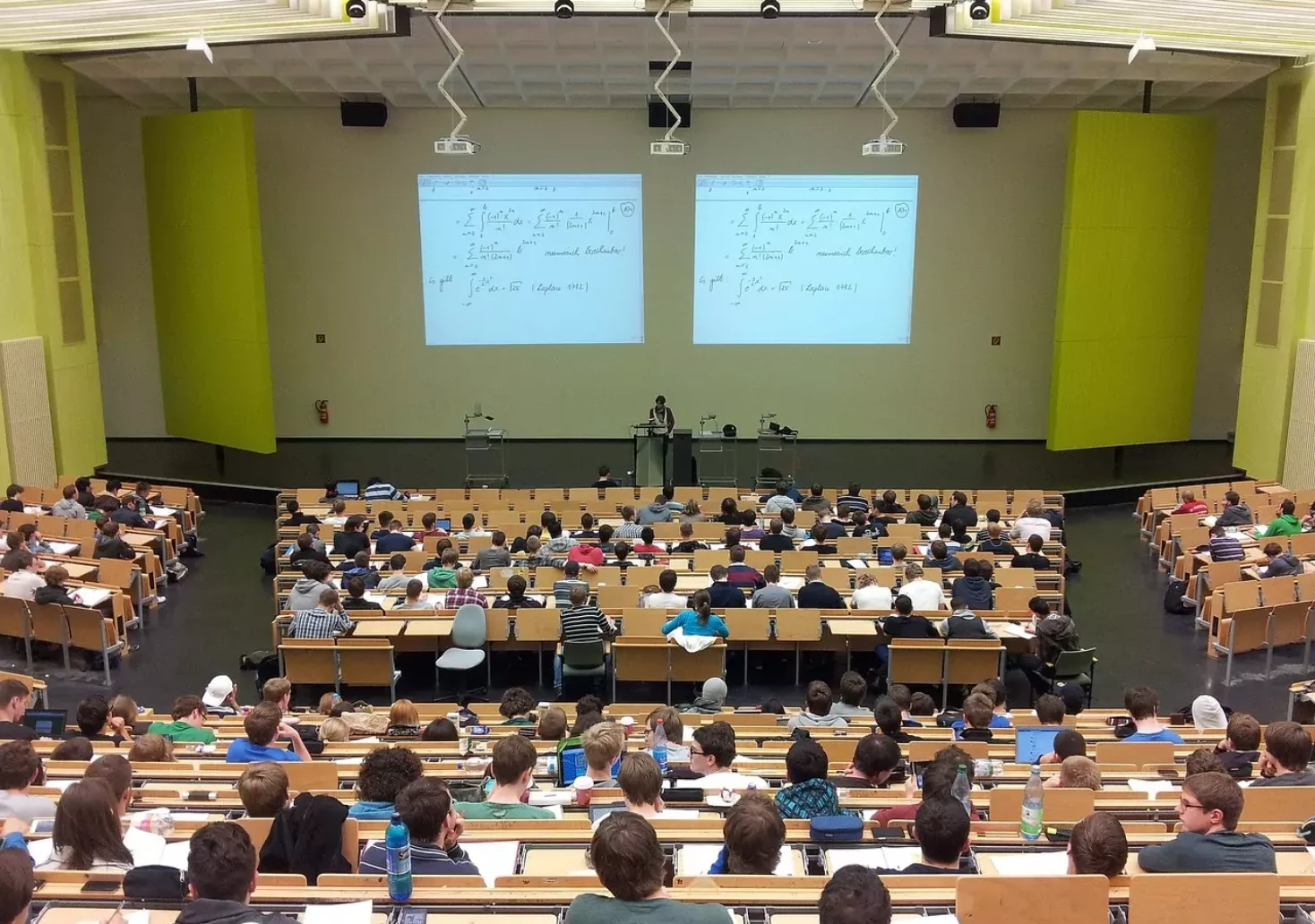 Das Bild auf 5min.at zeigt einen Hörsaal mit Studenten in einer Universität.