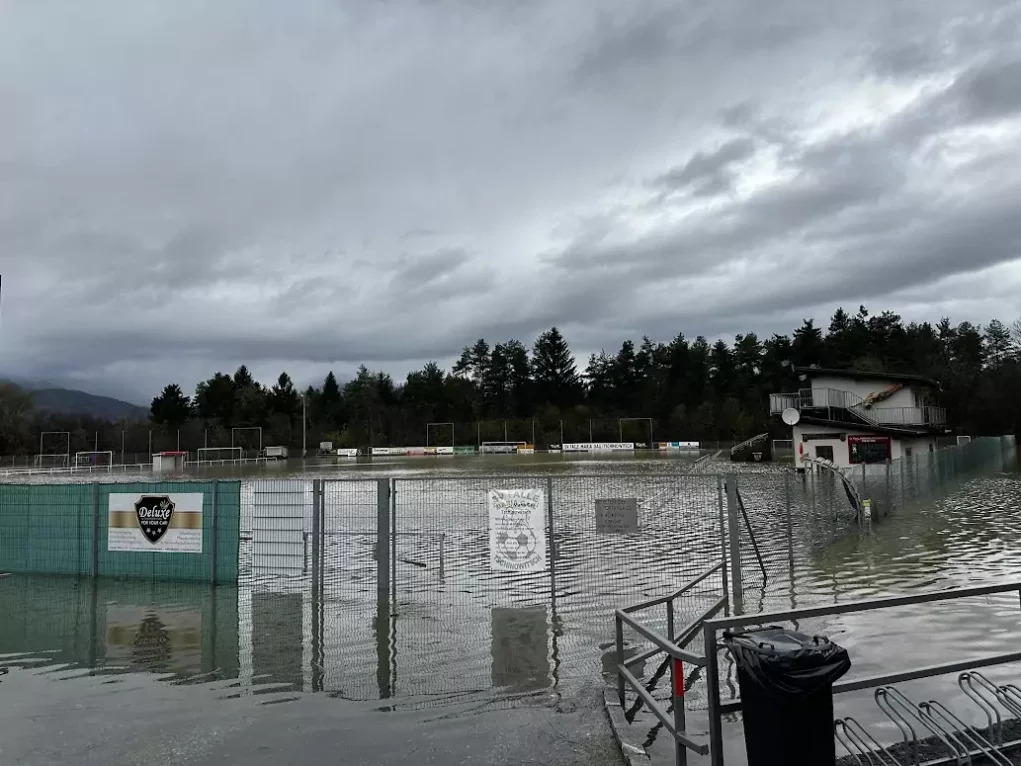 Bild auf 5min.at zeigt einen Sportplatz, der unter Wasser steht nach Unwetter.