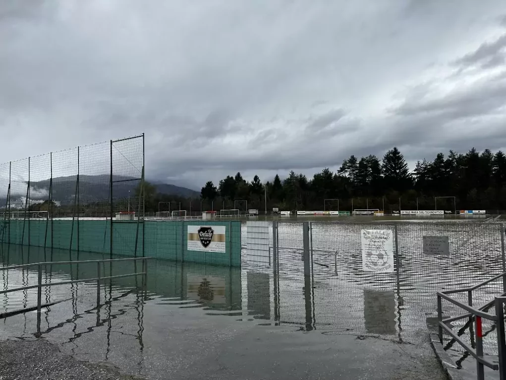 Bild auf 5min.at zeigt einen Sportplatz, der unter Wasser steht nach Unwetter.