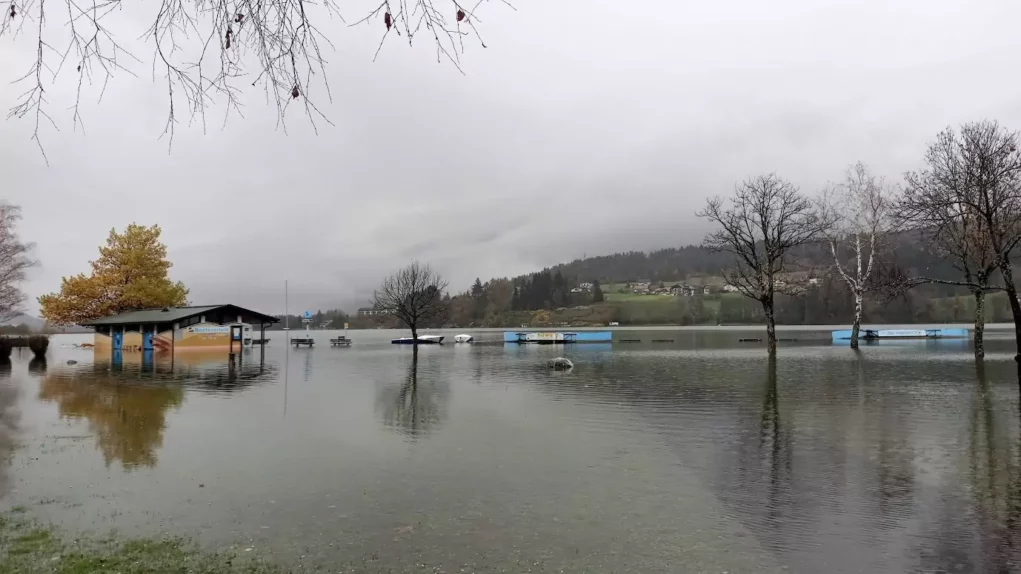 Bild auf 5min.at zeigt einen See, der über die Ufer getreten ist.
