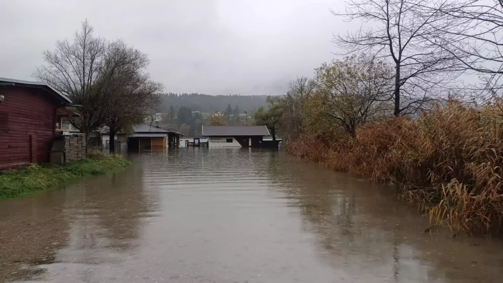 Bild auf 5min.at zeigt einen See, der über die Ufer getreten ist.