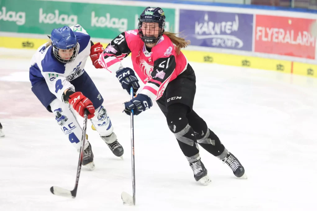 Foto auf 5min.at zeigt Spielerinnen der Villach Lady Hawks am Eis.