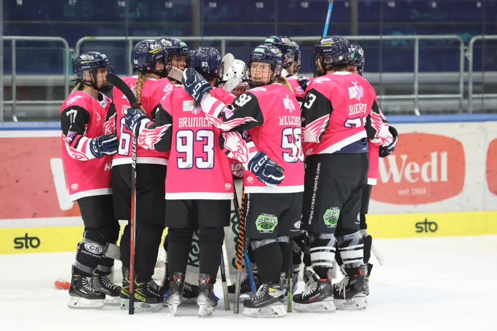 Foto auf 5min.at zeigt Spielerinnen der Villach Lady Hawks am Eis.