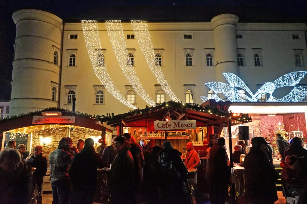Bild auf 5min.at zeigt das Weihnachtsdorf in Spittal am Abend.