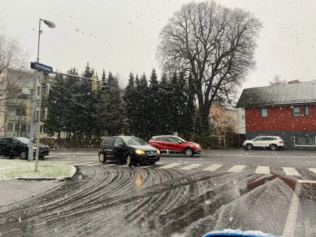 Foto auf 5min.at zeigt Schneefall in Klagenfurt.
