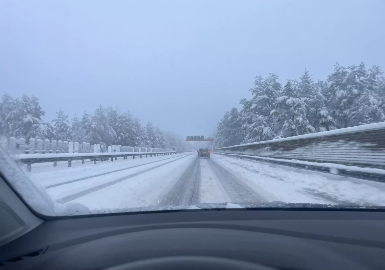 Ein Bild auf 5min.at zeigt die verschneite Autobahn.