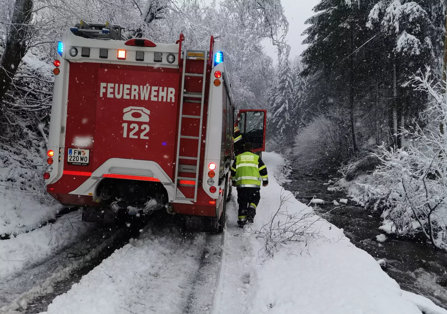 Ein Bild auf 5min.at zeigt Feuerwehrautos auf verschneiten Straßen im Lavanttal.