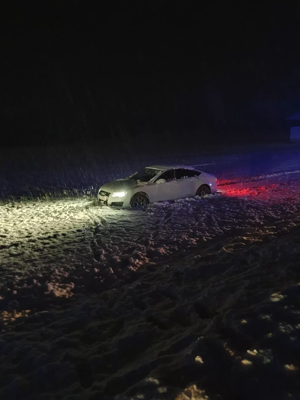 Ein Bild auf 5min.at zeigt einen weißen Audi in einem verschneiten Feld. Er ist von der Straße abgekommen.