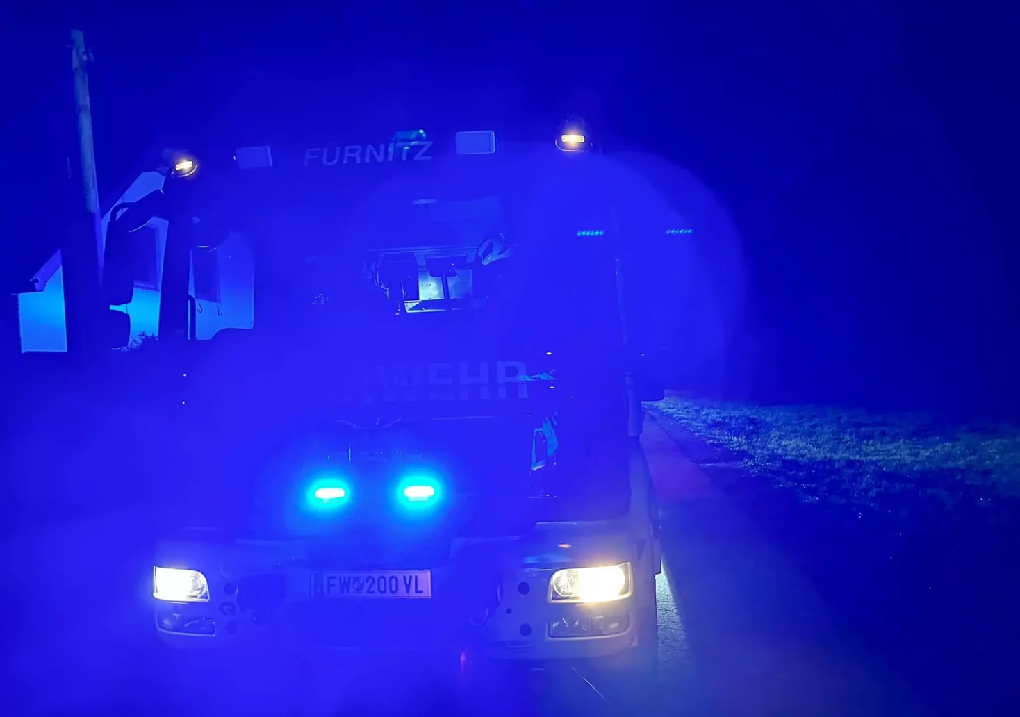 Bild auf 5min.at zeigt ein Feuerwehrauto bei Nacht.