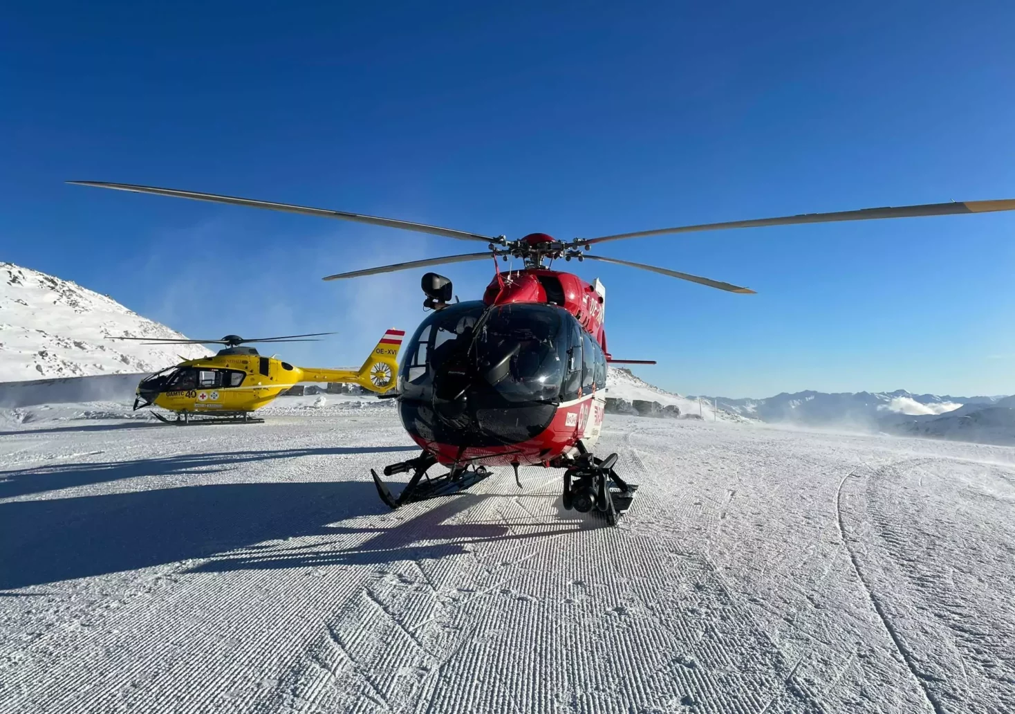 Foto in Beitrag von 5min.at: Zu sehen sind zwei Hubschrauber am Mölltaler Gletscher.
