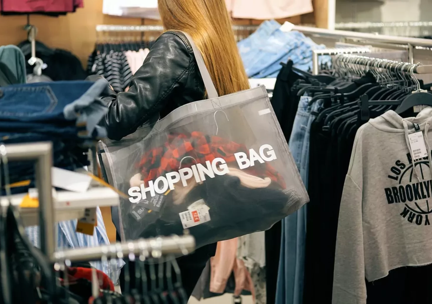 Symbolfoto auf 5min.at zeigt eine Frau mit einer Shopping Bag von H&M.