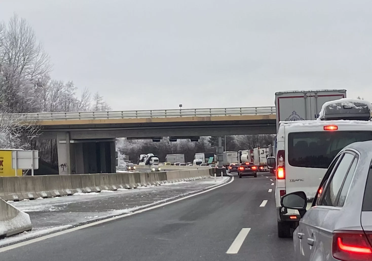 Symbolfoto auf 5min.at zeigt die Autobahn im Winter.
