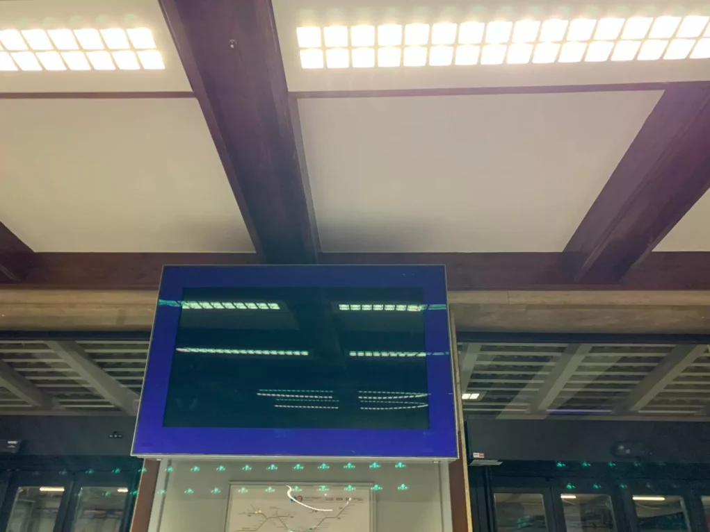 Bild auf 5min.at zeigt eine leere Bildschirmanzeige am Bahnhof Stainach-Irdning.