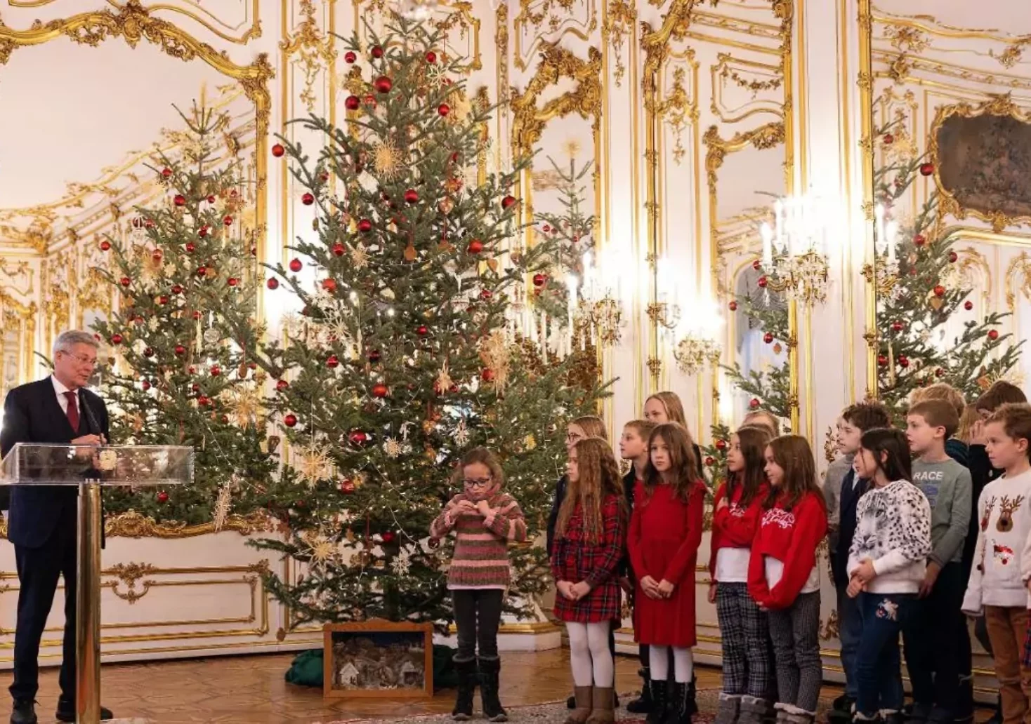 Foto in Beitrag von 5min.at: Zu sehen ist der Weihnachtsbaum in der Hofburg und die zahlreichen Kinder, die davor gesungen haben.