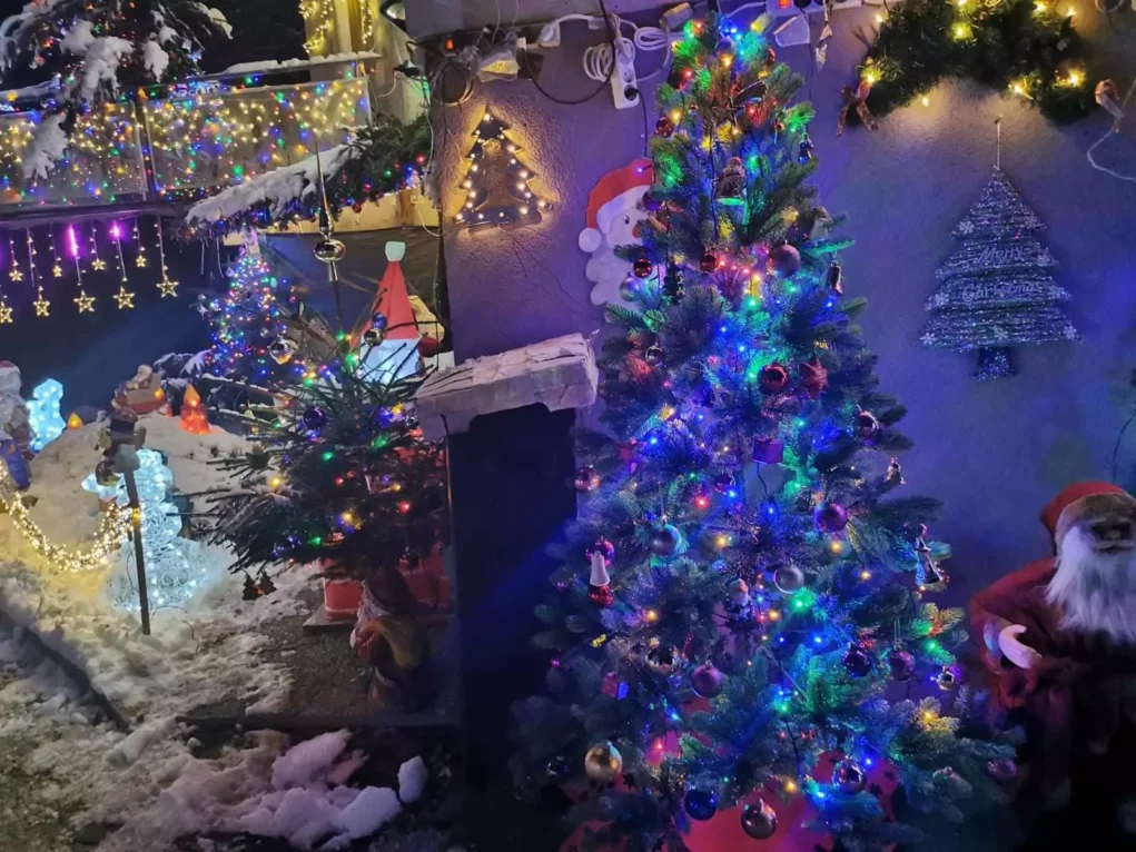 Foto in Beitrag von 5min.at: Zu sehen ist ein geschmückter und beleuchteter Weihnachtsbaum.