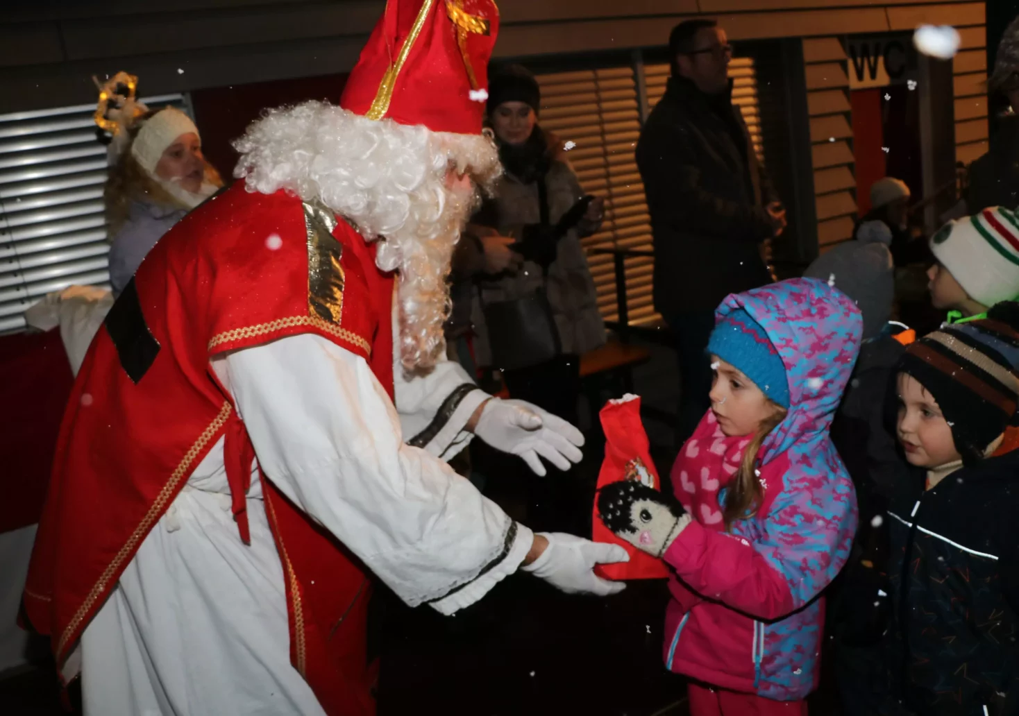 Foto in Beitrag von 5min.at: Zu sehen ist der Nikolaus am Wernberger Advent.