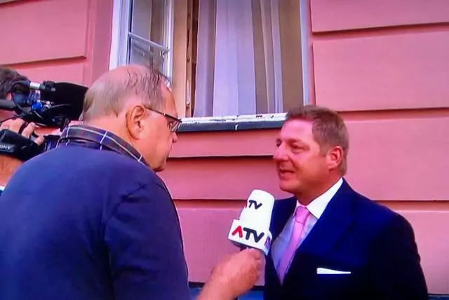 Das Bild auf 5min.at zeigt den Kärntner Journalisten Manfred Wrussnig beim Interview mit dem Villacher Bürgermeister.