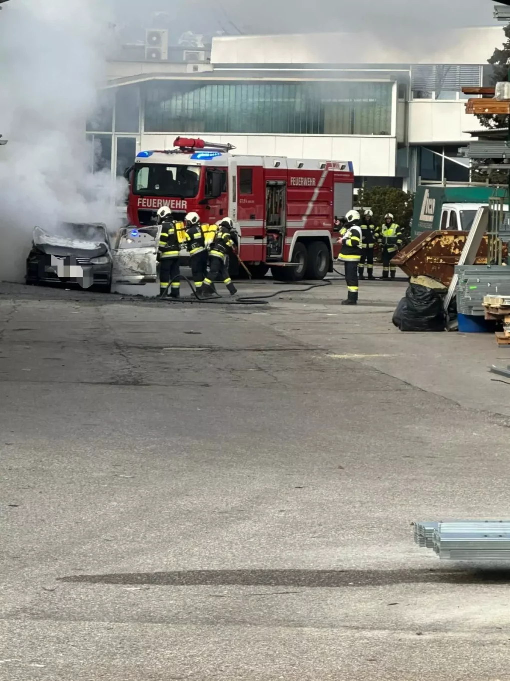 Foto in Beitrag von 5min.at: Zu sehen ist das brennende Auto. Sehr viel Rauch kommt aus dem Fahrzeug.