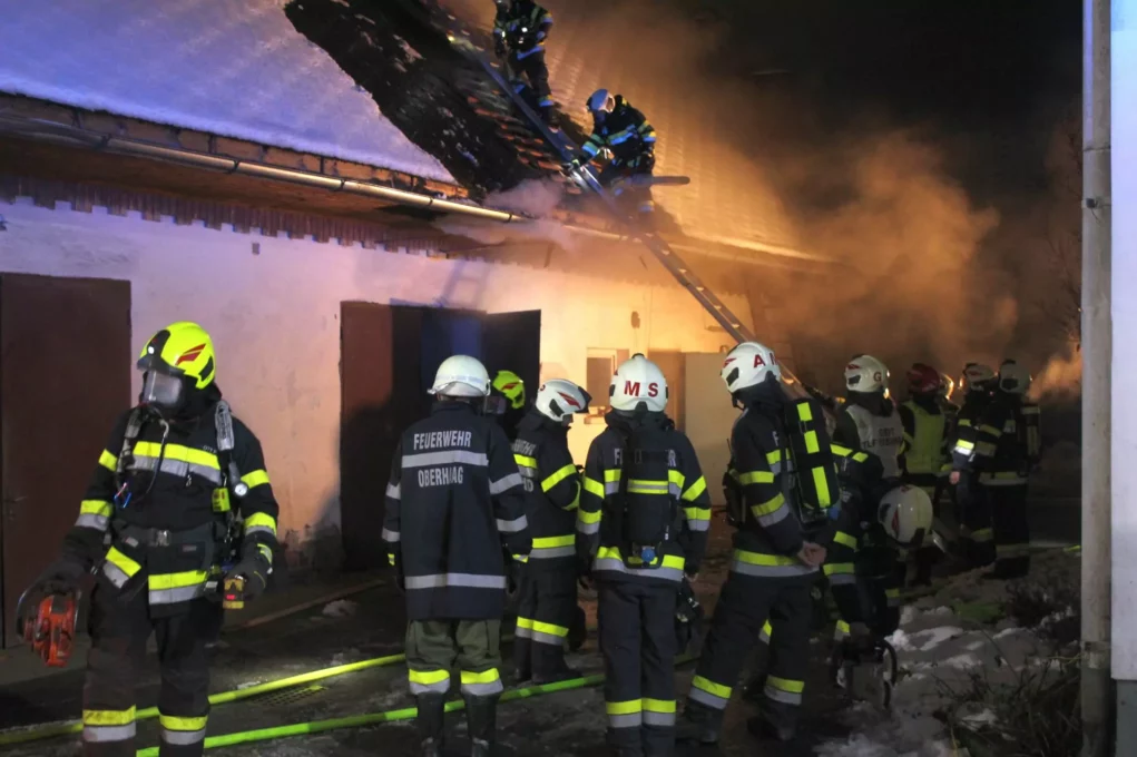 Bild auf 5.min.at zeigt die Feuerwehr bei einem Einsatz beim Brand eines Wirtschaftsgebäudes in Weiz.