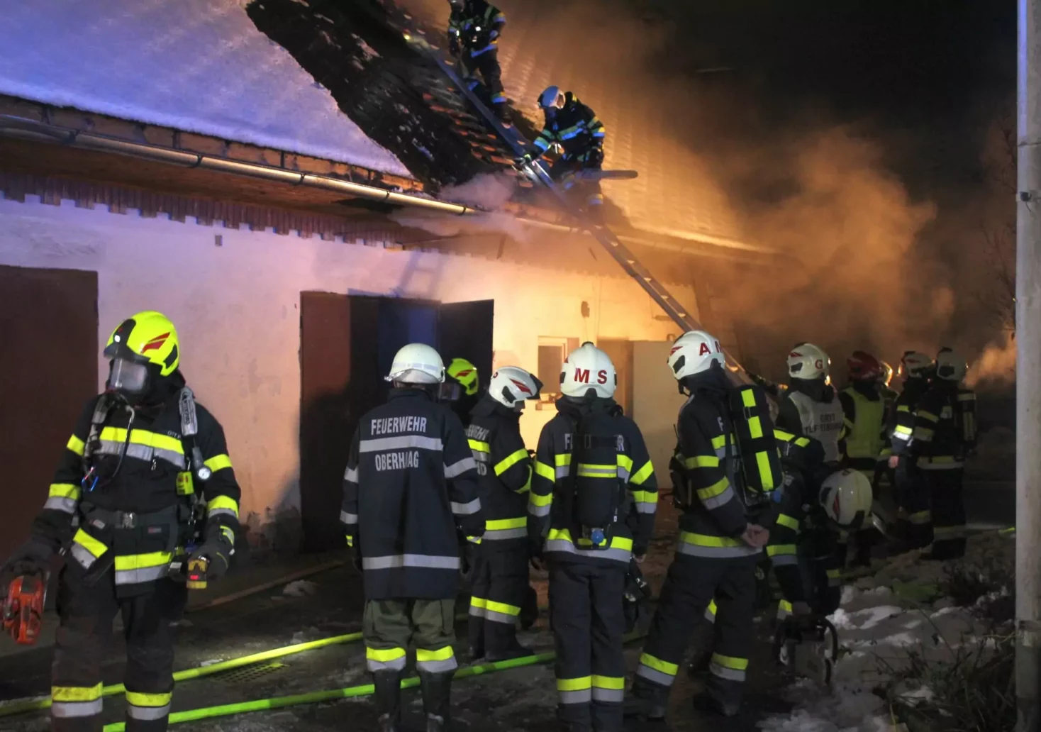 Bild auf 5.min.at zeigt die Feuerwehr bei einem Einsatz beim Brand eines Wirtschaftsgebäudes in Weiz.