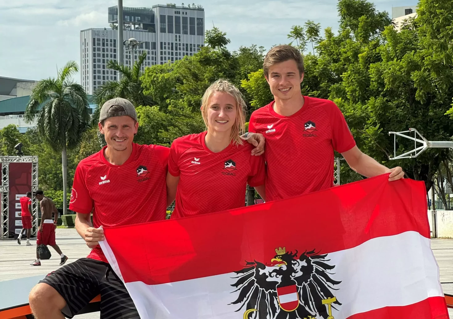 Bild auf 5min.at zeigt drei österreichische Sportler in Thailand. Sie halten die Österreich-Flagge.