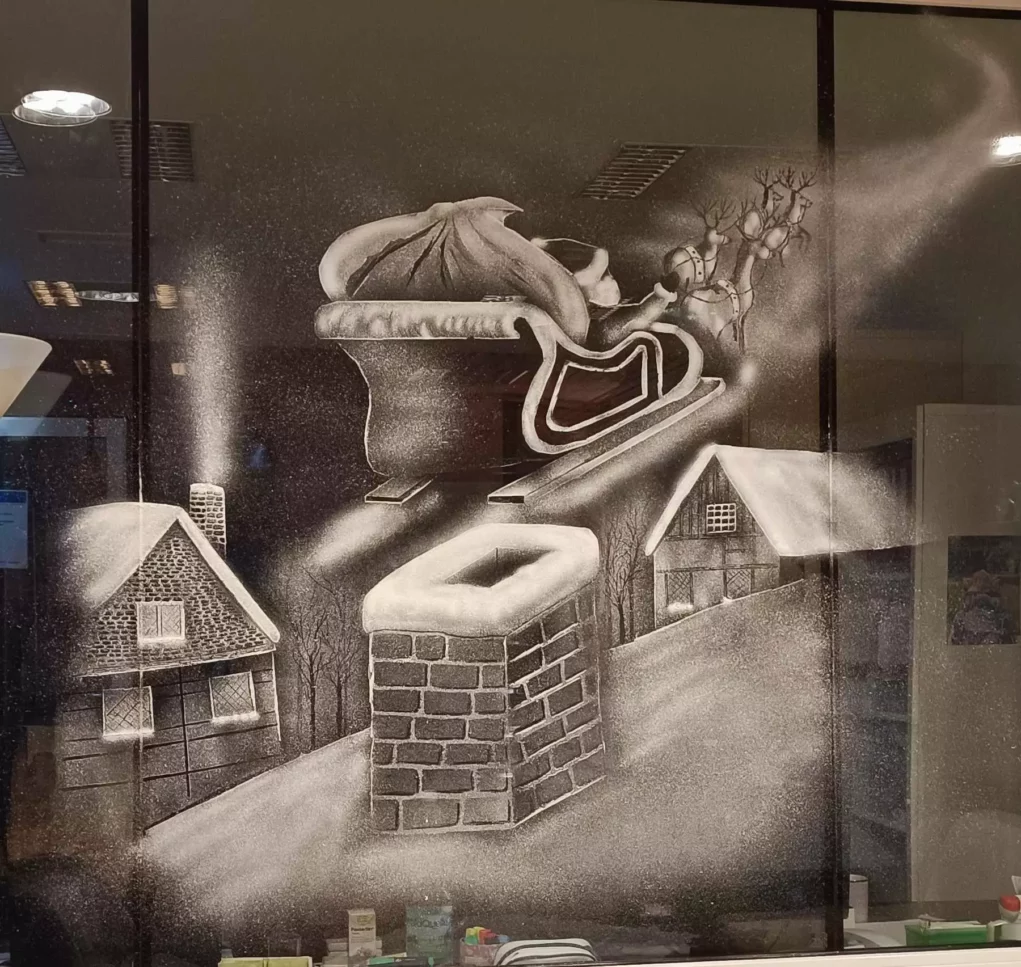 Weihnachten am Fenster: Kärntner Künstlerin begeistert mit Sprühschnee – 5  Minuten