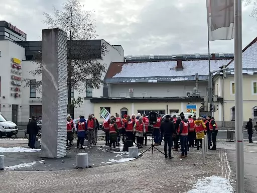 Foto auf 5min.at zeigt eine KV-Demo der Handelsleute am Heuplatz in Klagenfurt.