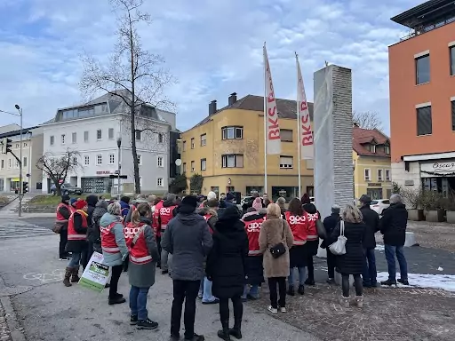 Foto auf 5min.at zeigt eine KV-Demo der Handelsleute am Heuplatz in Klagenfurt.