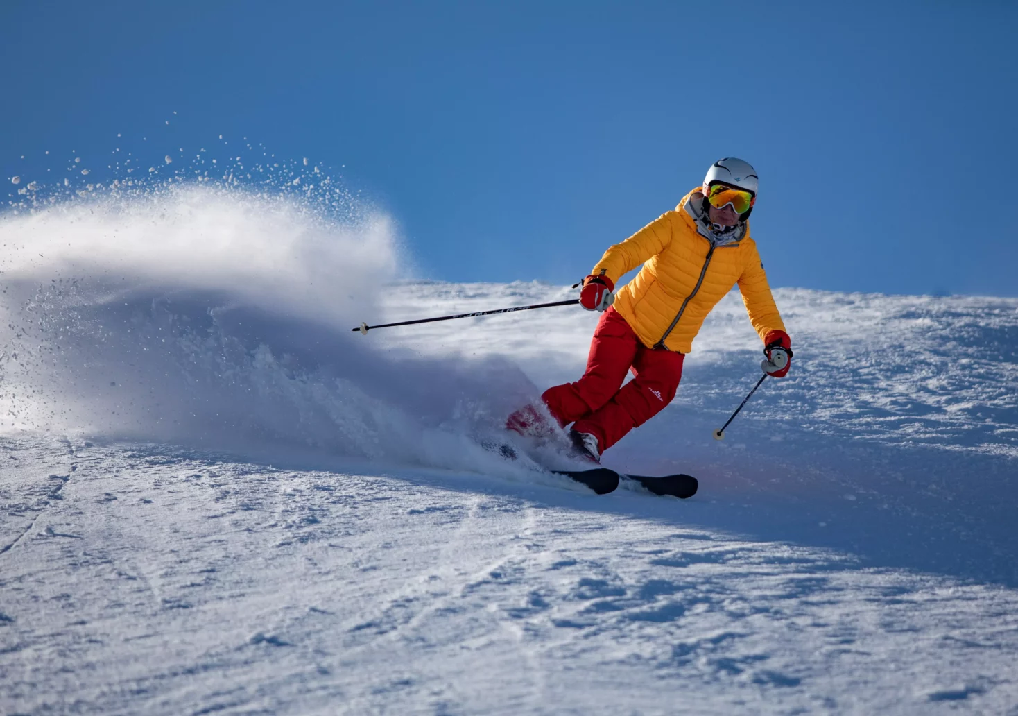 Bild auf 5min.at zeigt eine Skifahrerin auf der Piste.