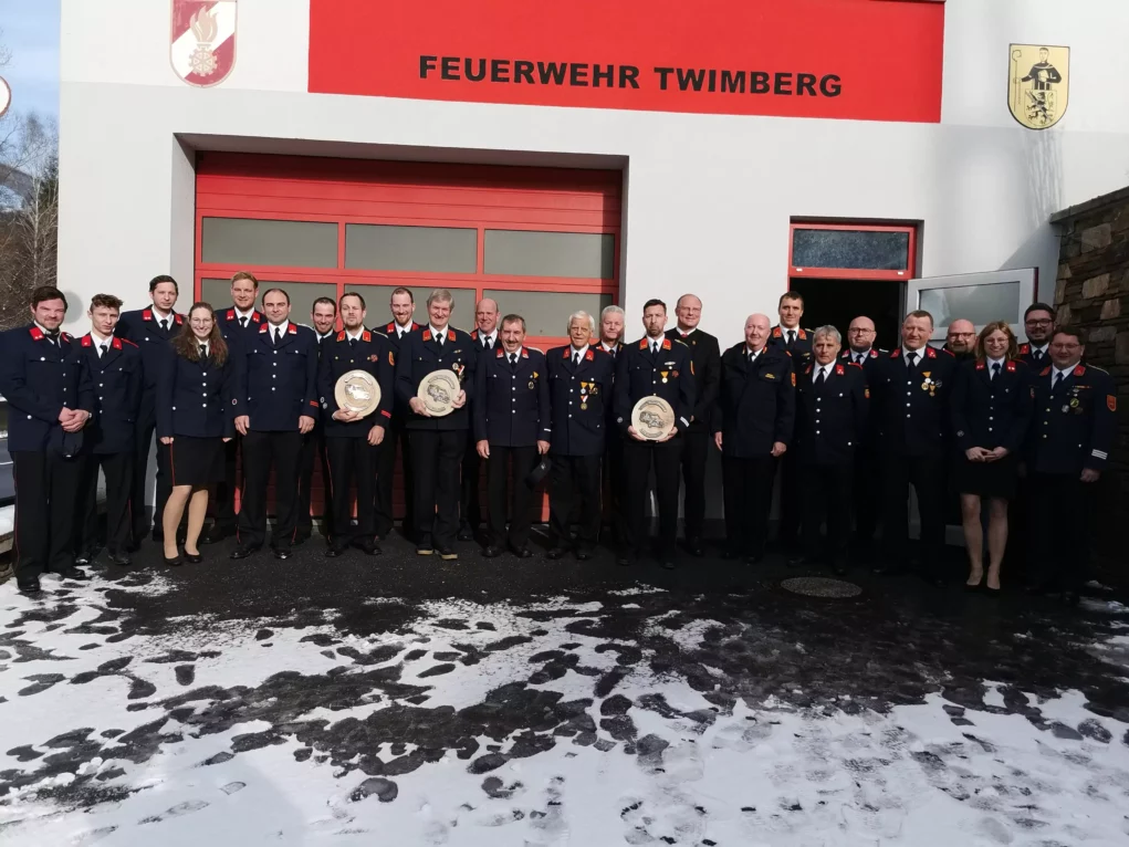 Foto in Beitrag von 5min.at: Zu sehen ist die Crew der Feuerwehr Twimberg.