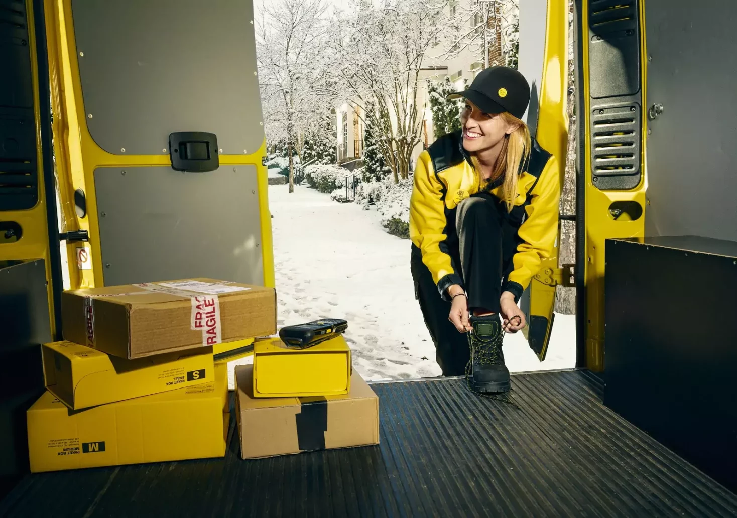 Foto in Beitrag von 5min.at: Zu sehen ist eine Frau beim Post bzw Pakete ausliefern.