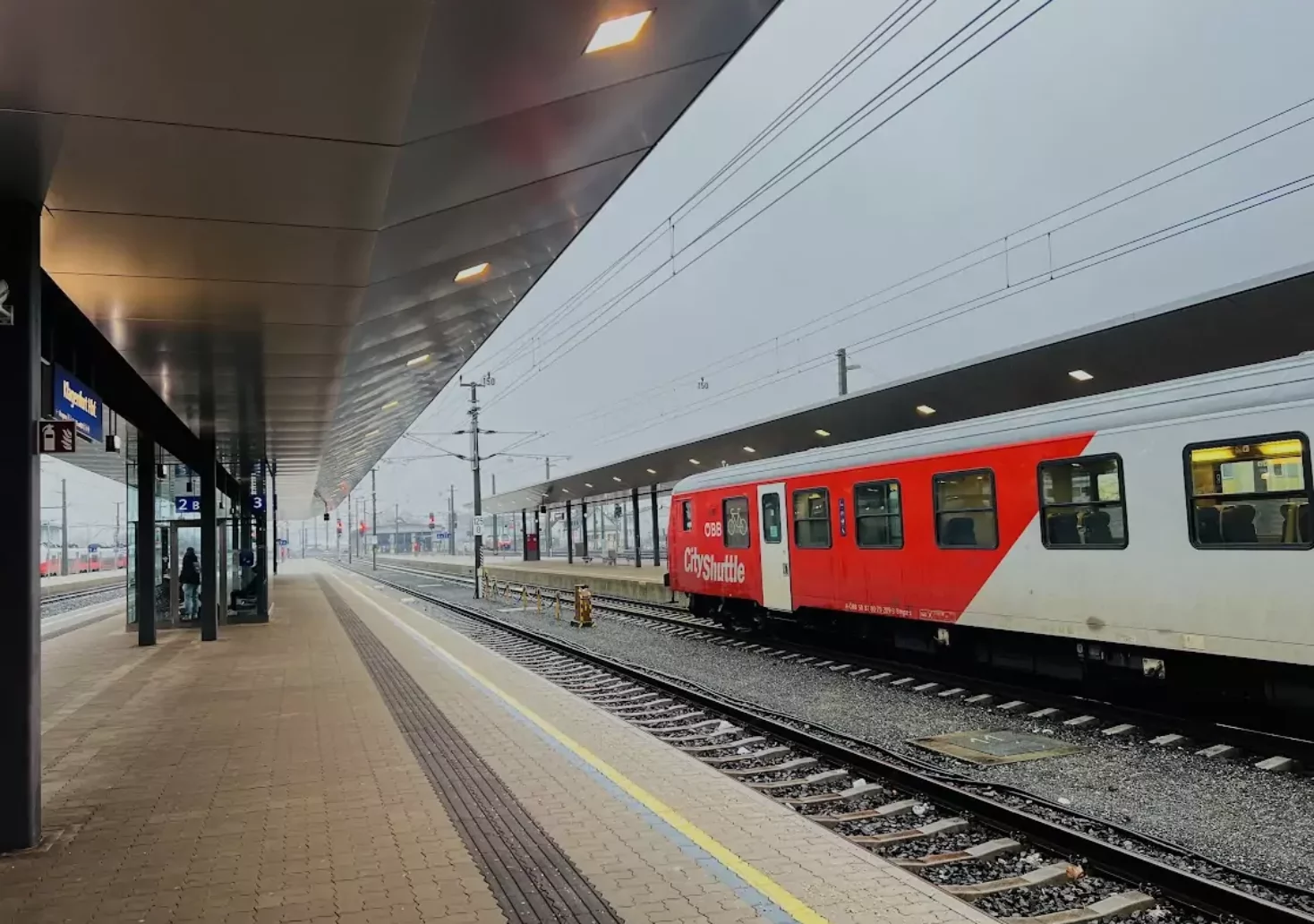 Foto in Beitrag von 5min.at: Zu sehen ist der Klagenfurter Hauptbahnhof und ein Zug.