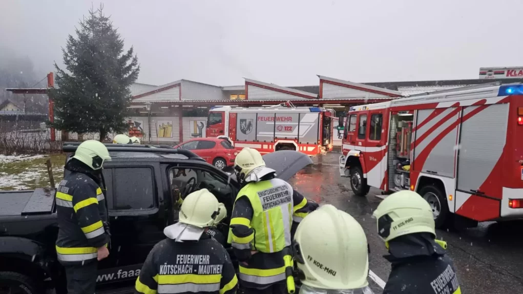 Ein Bild auf 5min.at zeigt die Freiwillige Feuerwehr Kötschach Mauthen beim Löschen des Klein-LKW.