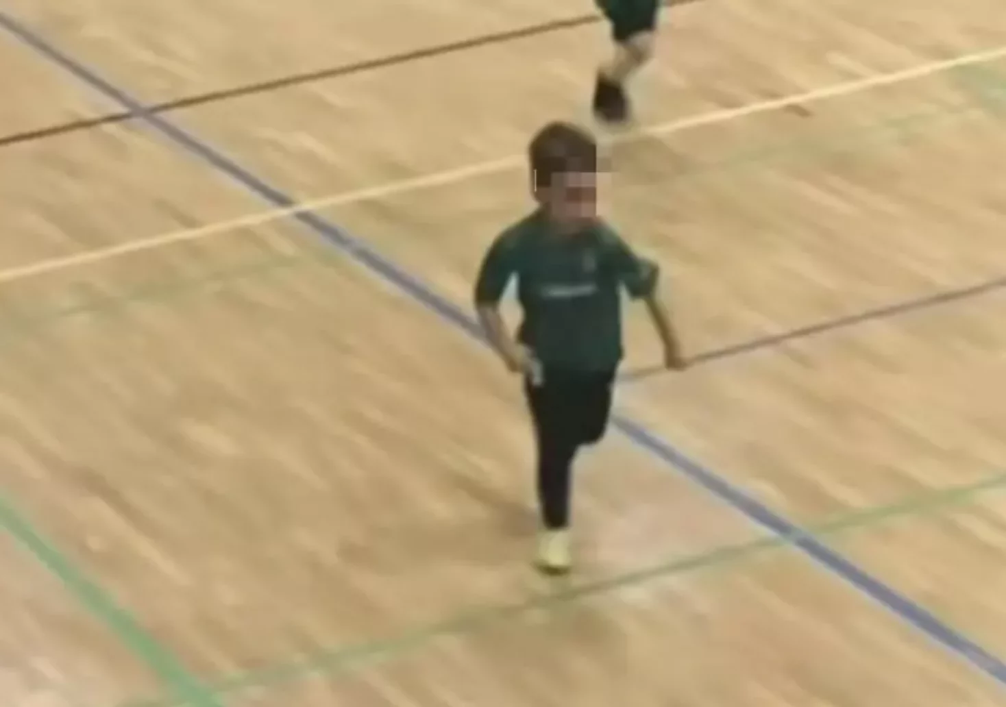 Bild auf 5min.at zeigt ein Kind beim Fußballspielen.