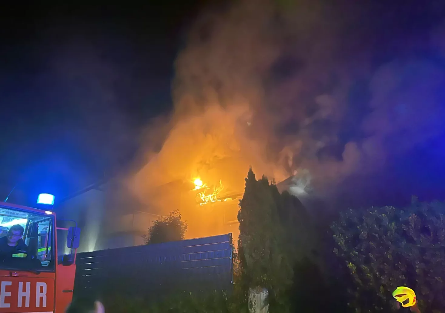 Flammen-Inferno bei Einfamilienhaus: 78 Florianis kämpften gegen das Feuer