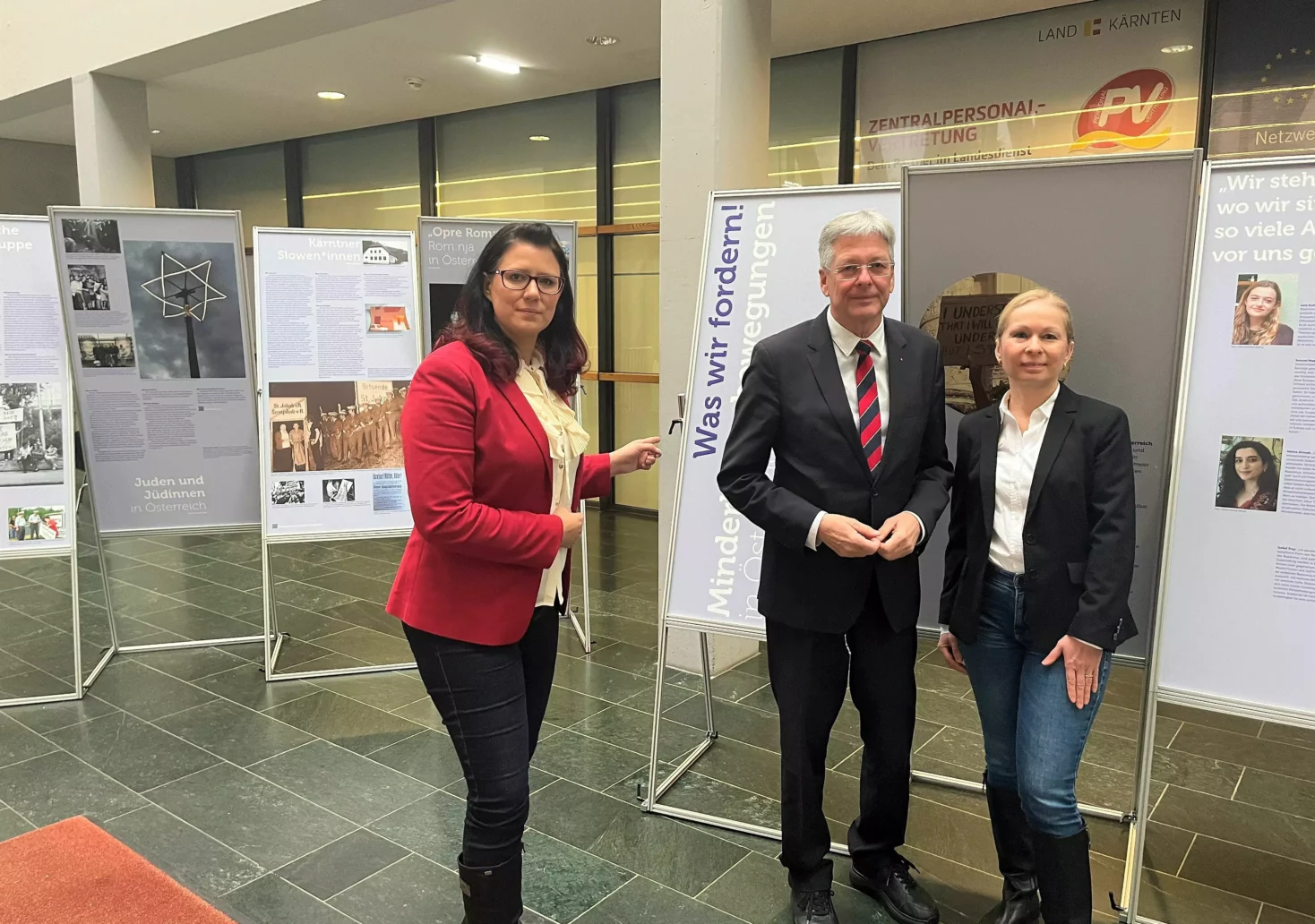 Das Bild auf 5min.at zeigt Sara Schaar, LH Peter Kaiser und Gerda Irschitz von der Gleichbehandlungsstelle des Landes Kärnten.
