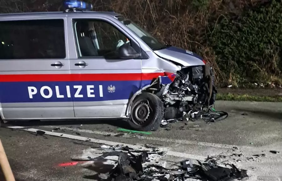 Ein Bild auf 5min.at zeigt das zerstörte Polizeiauto.