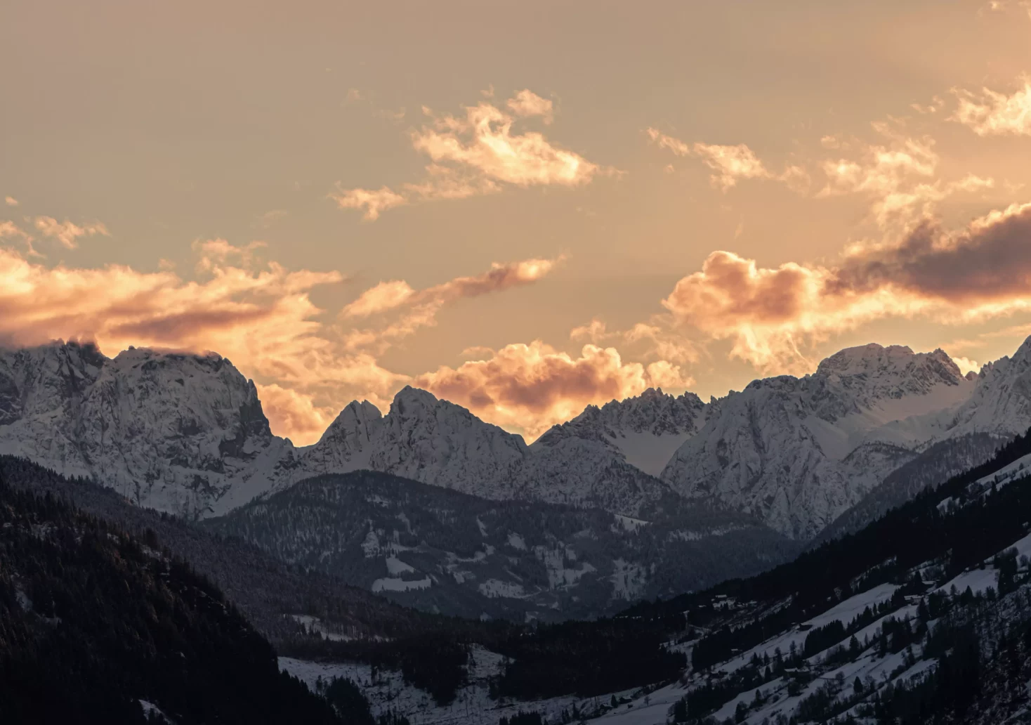 Ein Bild auf 5min.at zeigt die Abenddämmerung hinter den verschneiten Lienzer Dolomiten.
