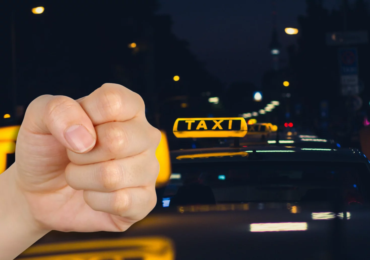 Eine Bildmontage auf 5min.at zeigt jemanden, der die Faust zeigt und Taxis im Hintergrund.